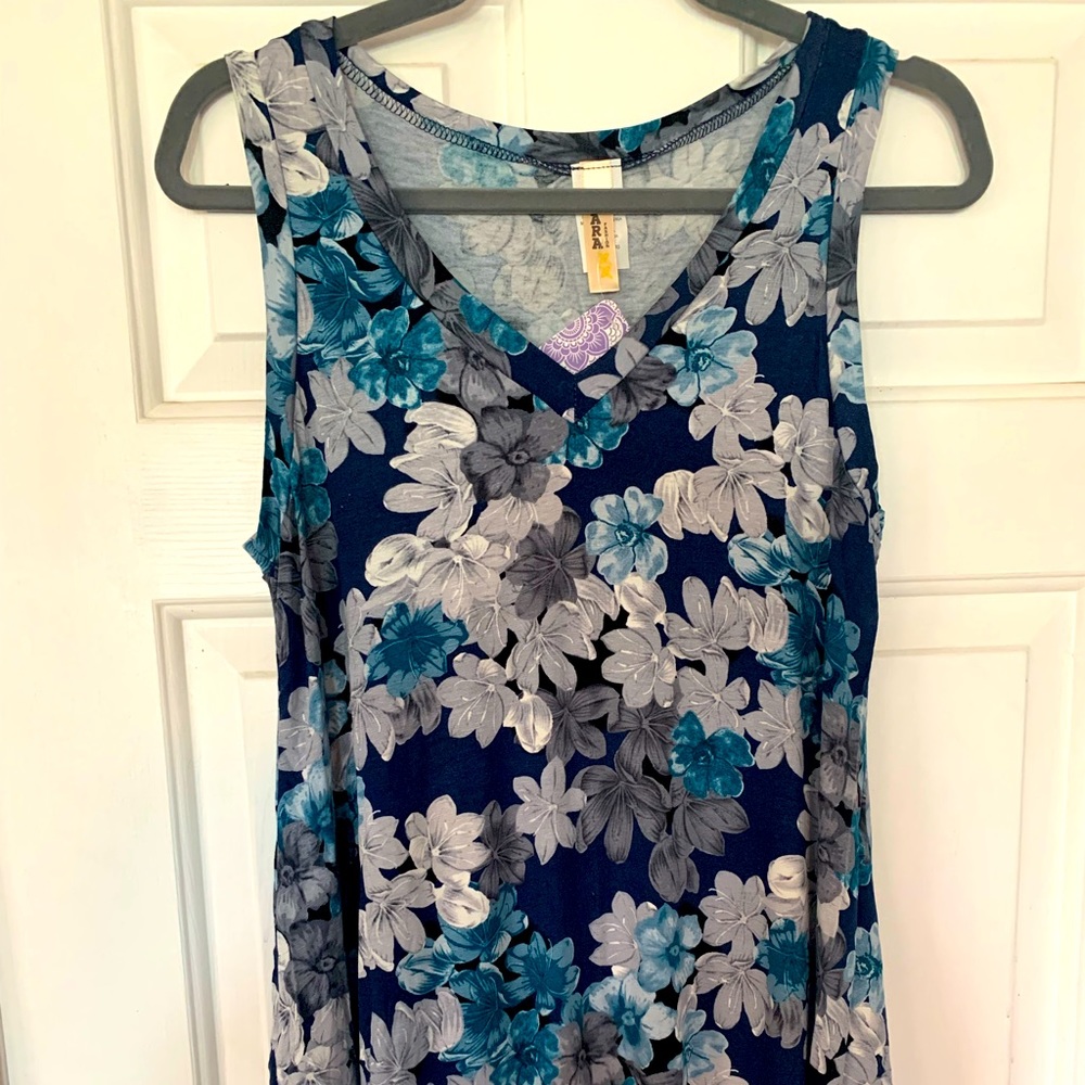NWT navy floral V-neck tank top. From boutique, size small